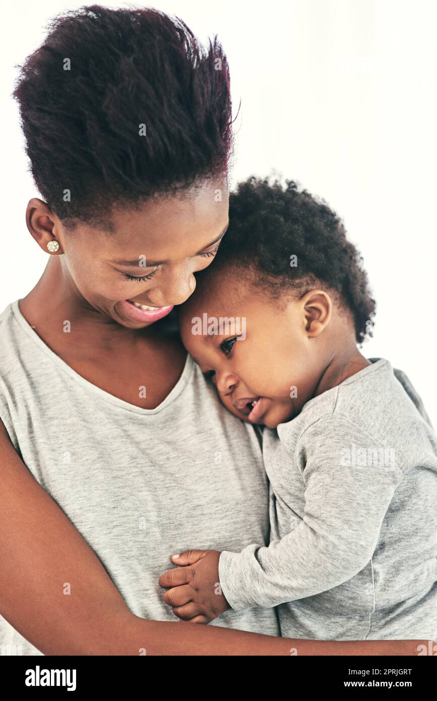 Il n'y a pas de lien si fort dans le monde entier... une mère réconfortant son bébé garçon. Banque D'Images