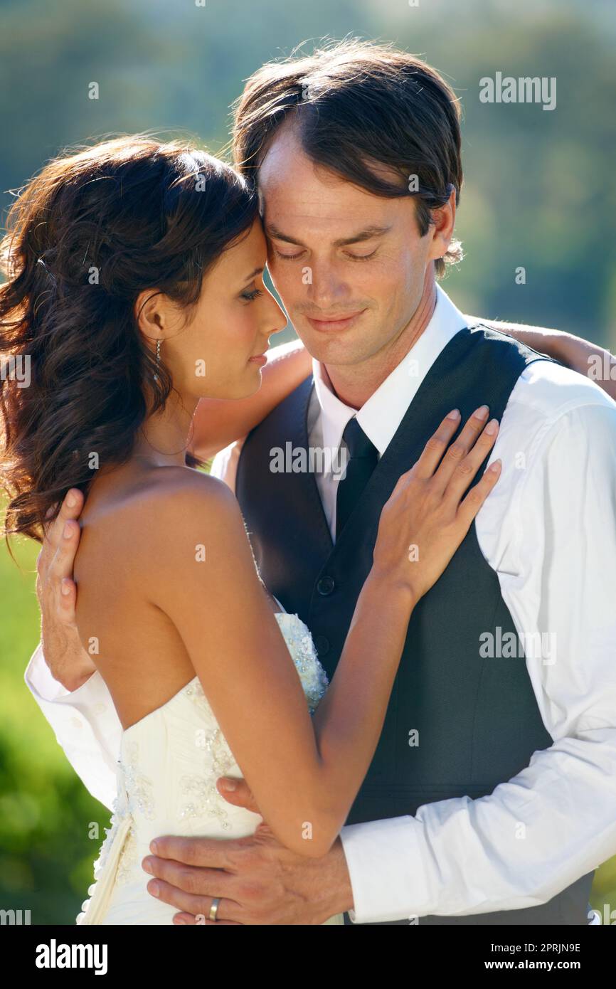 Nous attendons avec impatience leur toujours après. Vue rognée d'une jeune mariée et d'un marié debout ensemble Banque D'Images