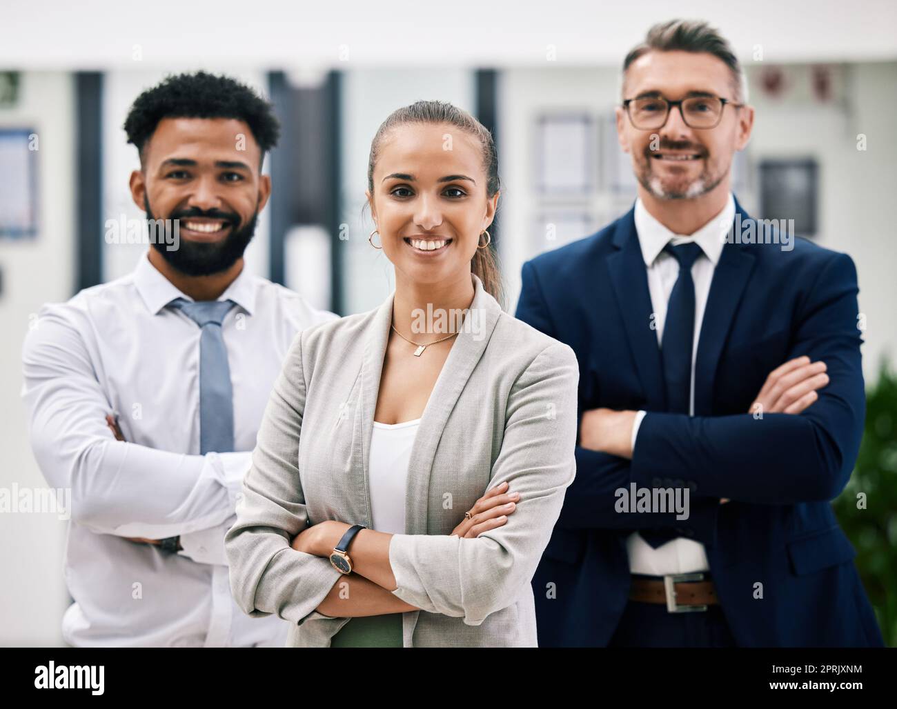 Le travail d'équipe d'entreprise, la femme leader et la collaboration de succès, sourire et la vision de l'entreprise au bureau. Portrait de la diversité des gens d'affaires, de la gestion fière et de sourire professionnel dans l'unité ensemble Banque D'Images