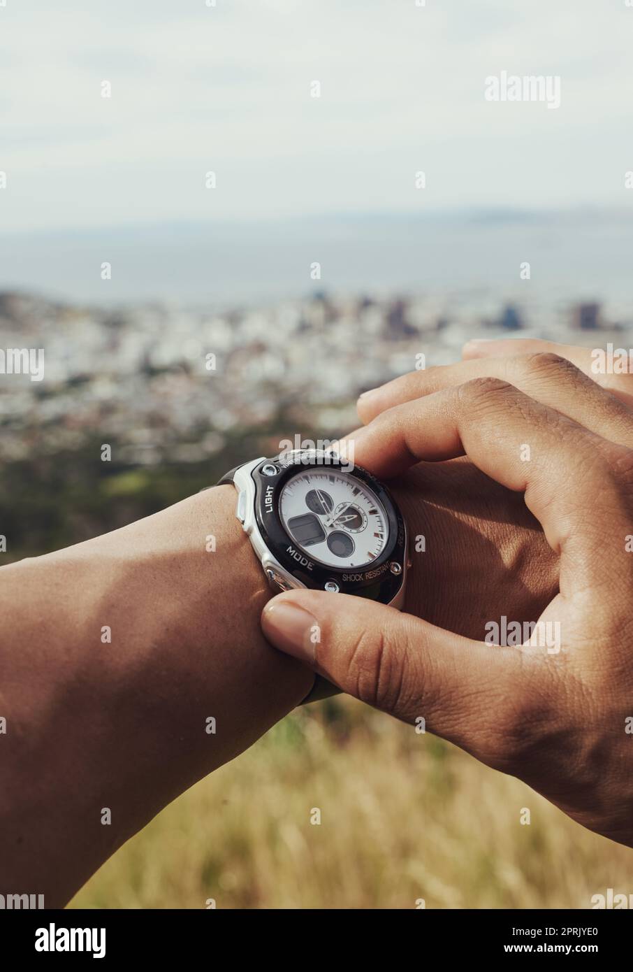 Course contre personne mais contre la montre. Un coureur qui vérifie sa montre de sport pendant l'entraînement. Banque D'Images