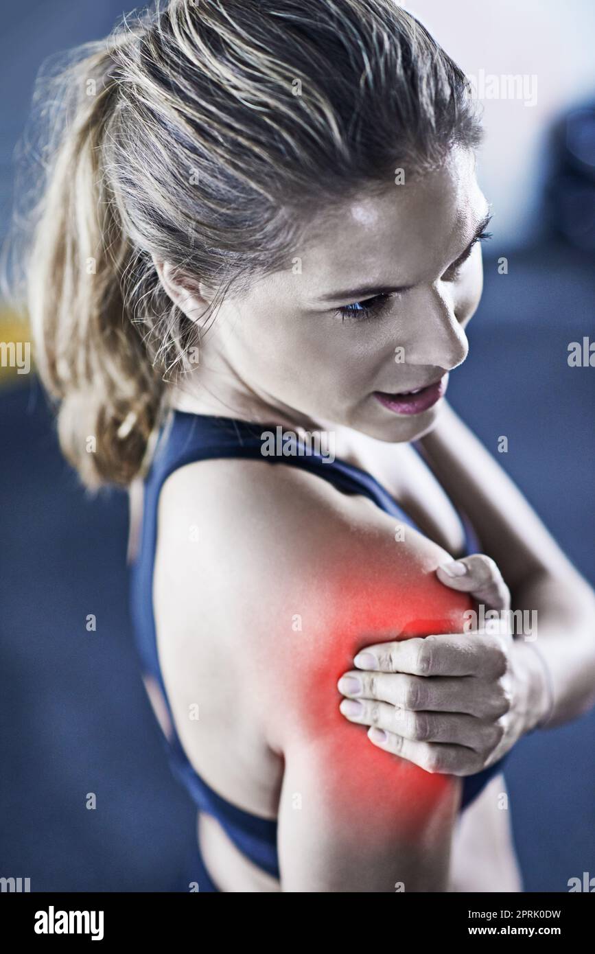 La plaie est la douleur la plus satisfaisante. Une jeune femme qui tient ses épaules blessées est mise en évidence en rouge. Banque D'Images