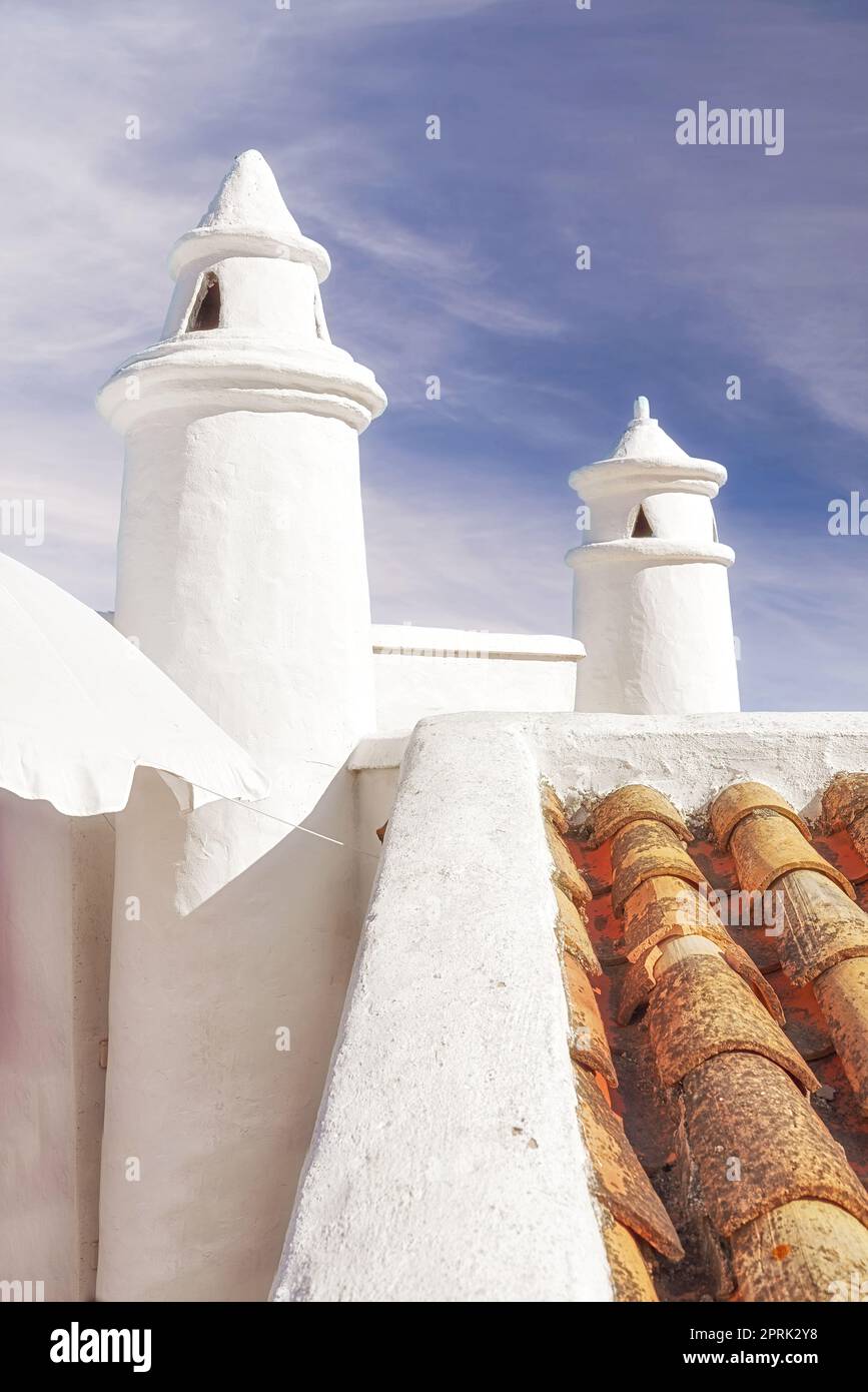 Colahonda - la belle ville côtière de l'Andalousie, Espagne. Belles cheminées et tubes de ventilation dans la ville de Colahonda, Andalousie, Espagne. Banque D'Images