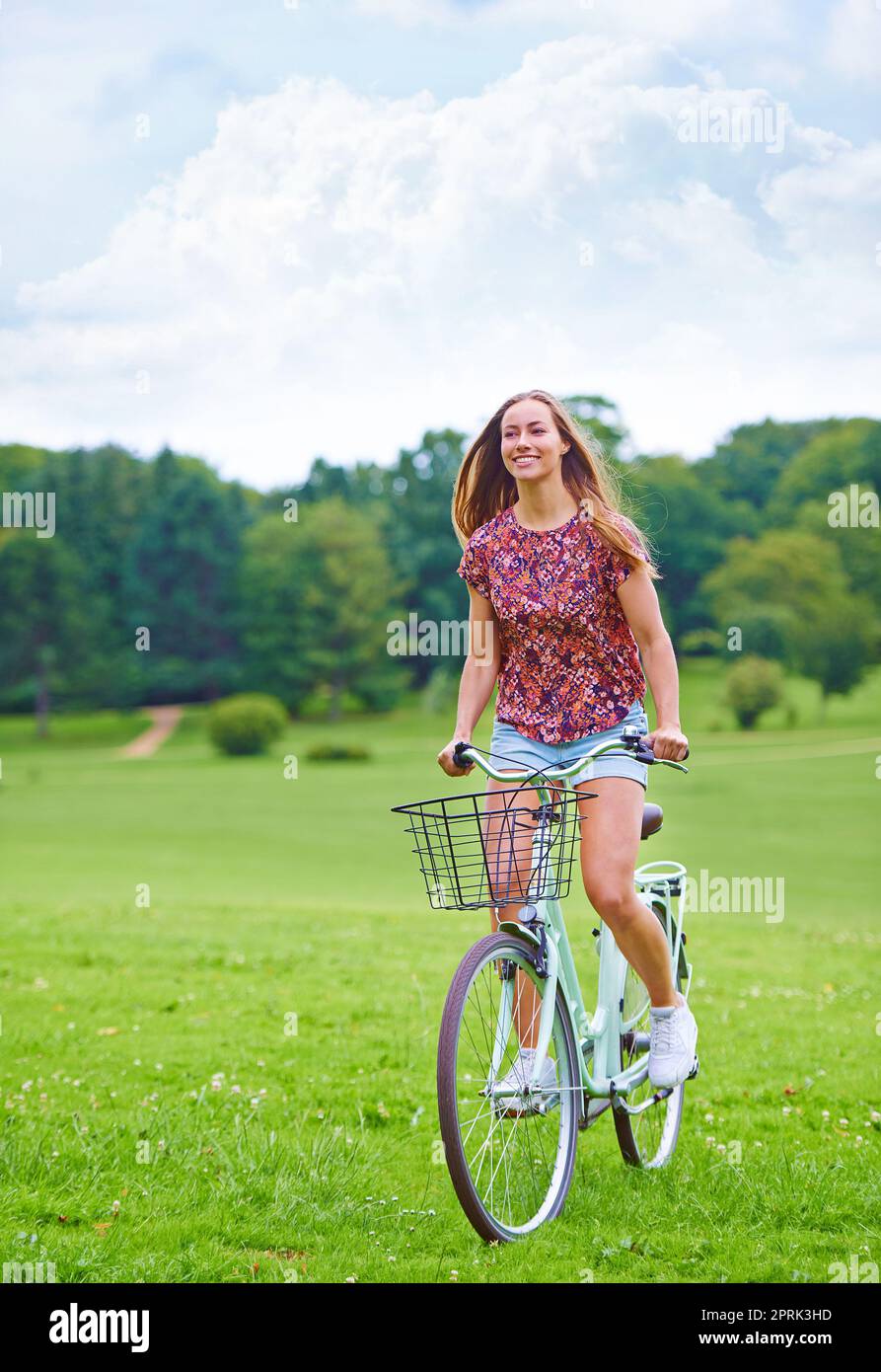 Vue sur la nature. Une jeune femme à vélo dans la campagne. Banque D'Images