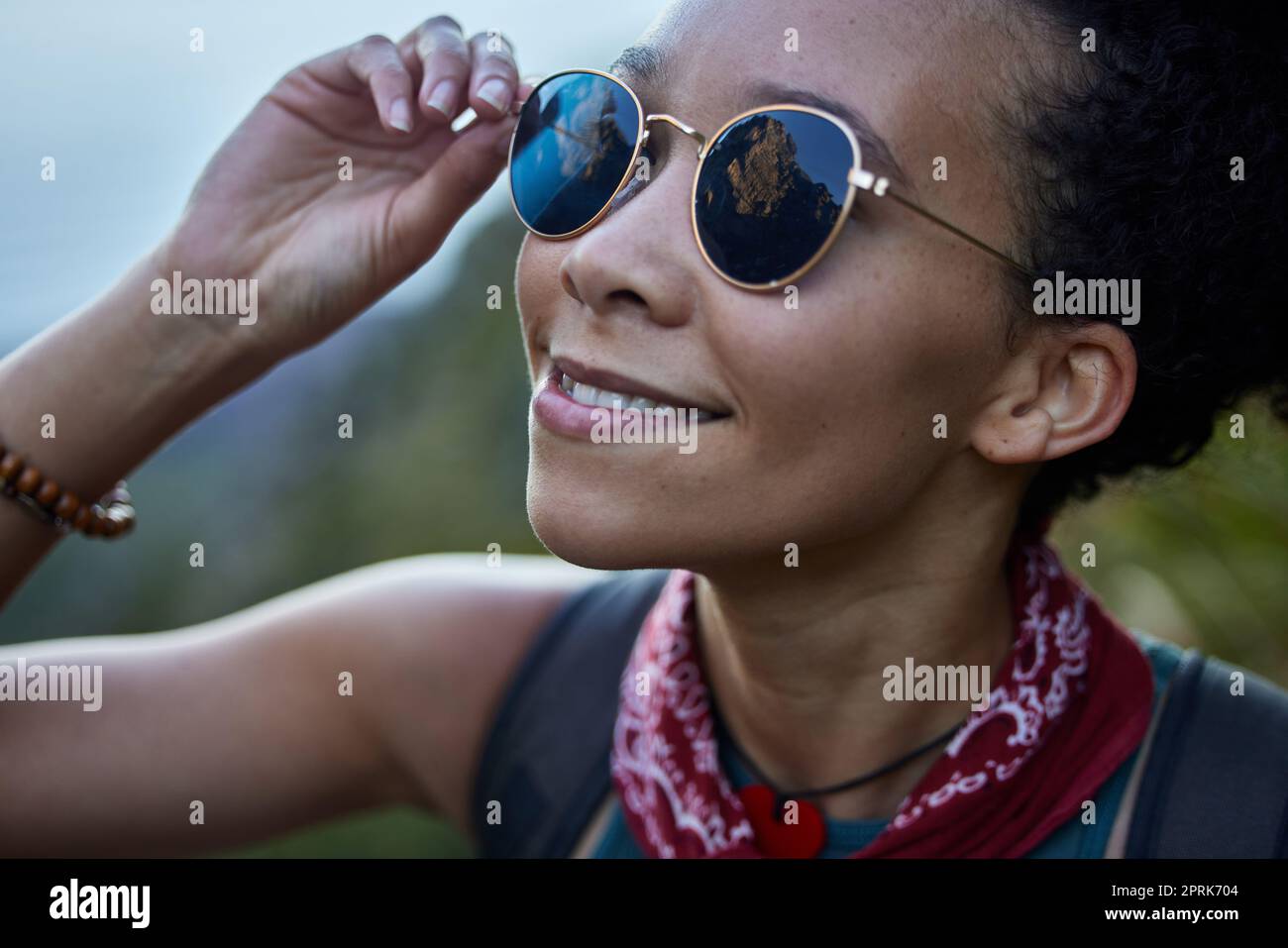 Je vois pourquoi les randonneurs adorent ce sentier. une jeune femme  portant ses lunettes de soleil pendant une randonnée Photo Stock - Alamy