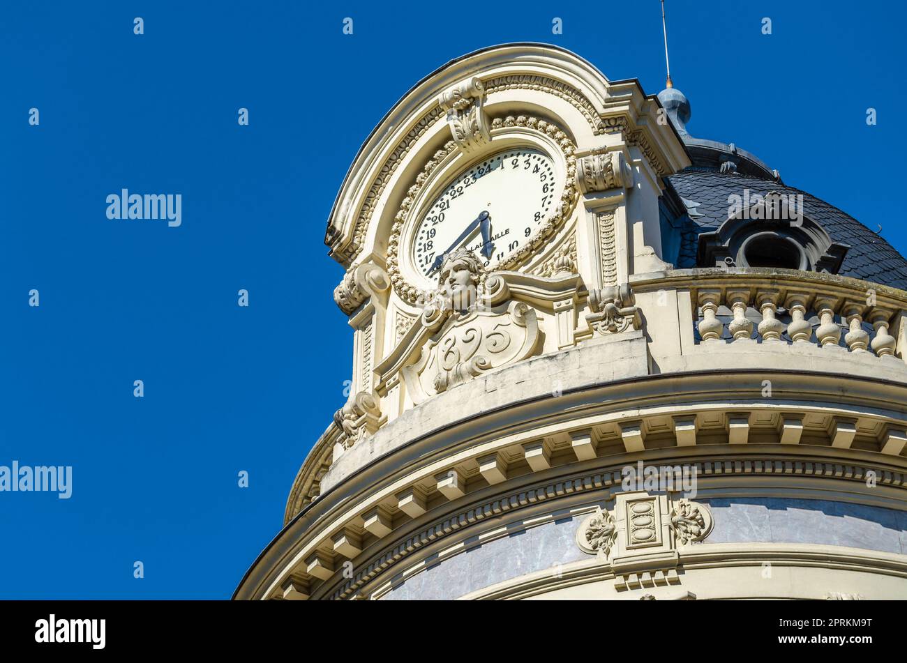 Horloge unique de 24 heures sculptée en pierre, au sommet d'un bâtiment,  faite en 1895 à Toulouse, France Photo Stock - Alamy