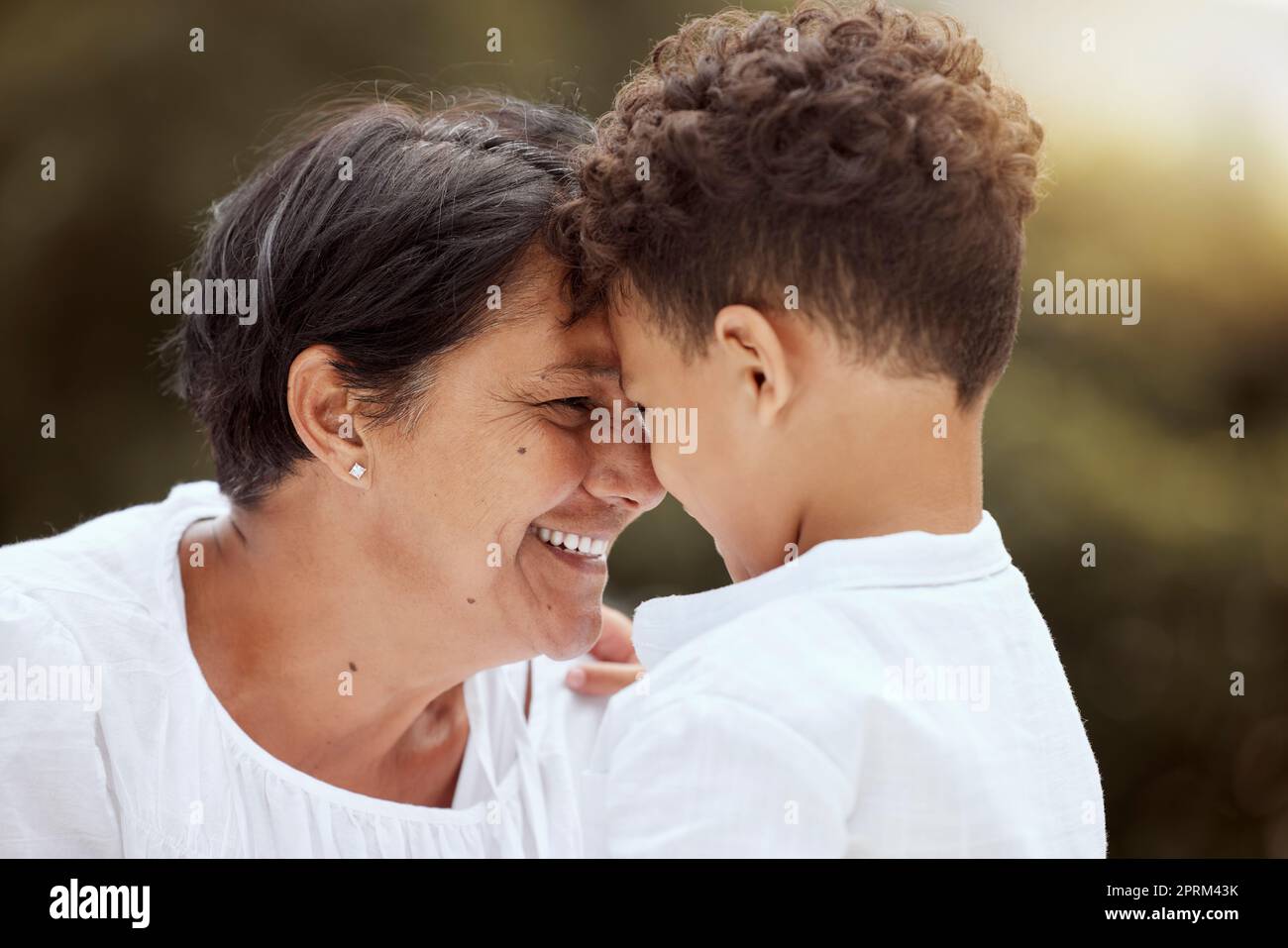 Heureux, grand-mère et enfant aiment sourire, jouer et lier ensemble à l'extérieur à la maison ou à la maison de famille. Heureux aîné, âgé ou grand-parent avec jeune enfant sm Banque D'Images