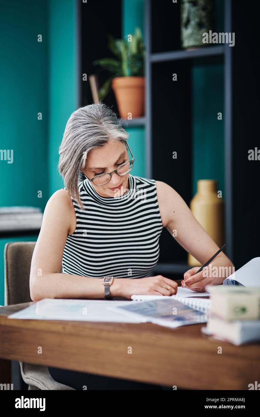 L'exécution est tout dans les affaires. d'une femme d'affaires mûre travaillant sur la paperasse dans son bureau Banque D'Images