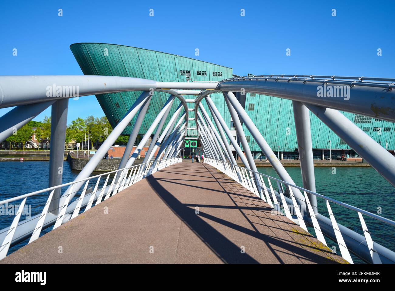 AMSTERDAM, PAYS-BAS - 6 MAI 2018 : pont vers le musée de la science et de la technologie NEMO sur Oosterdok, Amsterdam. Banque D'Images