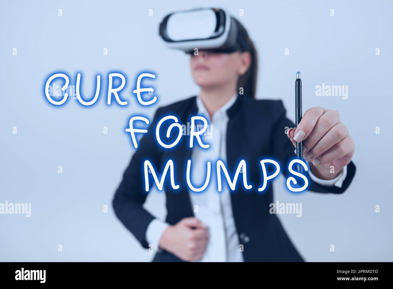 Écriture affichant le texte Cure for Mumps. Aperçu de l'entreprise traitement médical des maladies infectieuses contagieuses Femme d'affaires présentant différentes informations sur deux Notes. Banque D'Images