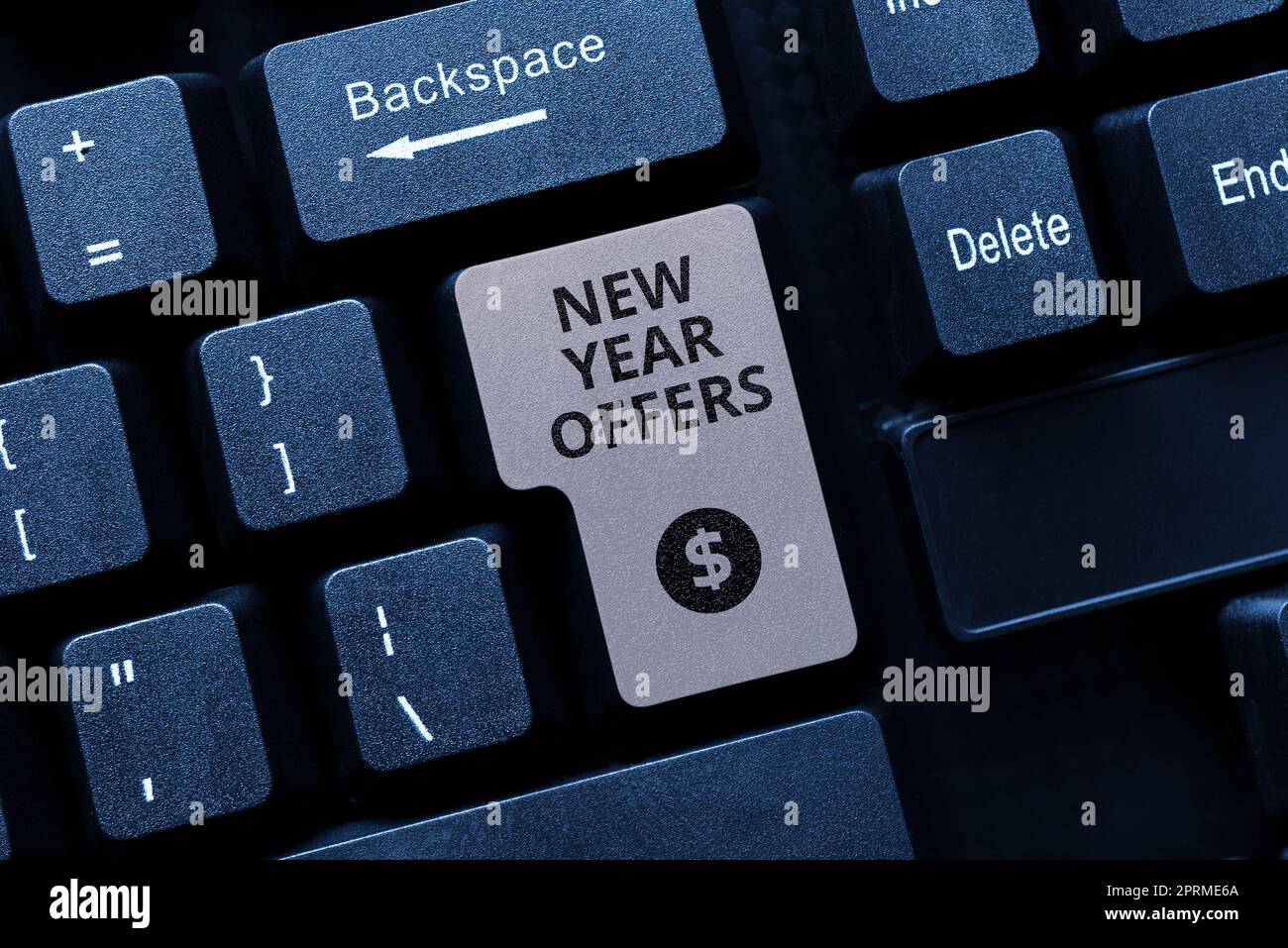 Rédaction affichant le texte des offres du nouvel an. Mot écrit sur les réductions de prix de la saison des fêtes finales ventes femme portant des lunettes VR et pointant sur message important avec un doigt. Banque D'Images