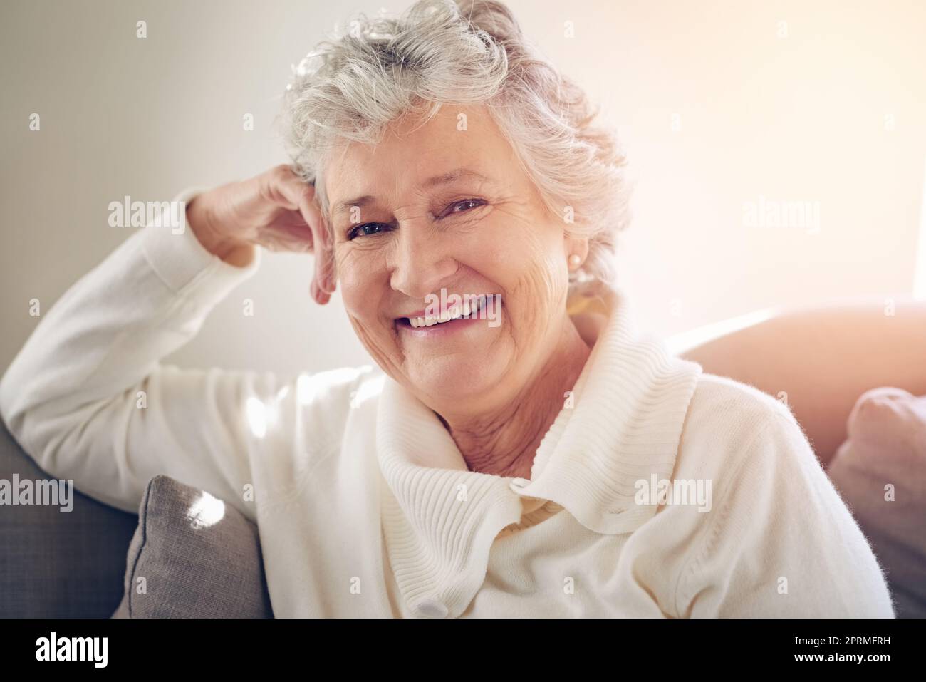 Se détendre pendant ses années de retraite. Portrait d'une femme âgée se détendant à la maison. Banque D'Images