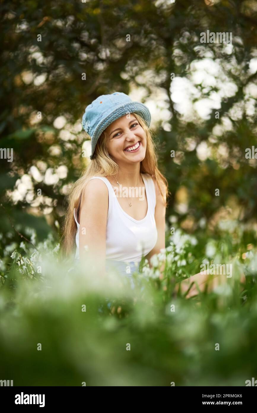 La nature est mon endroit heureux. Une jeune femme attrayante passant la journée à l'extérieur. Banque D'Images