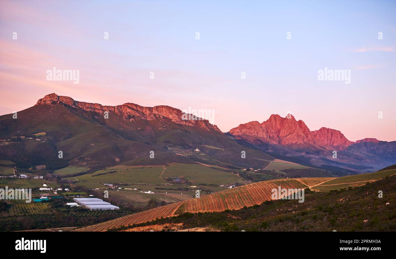 Coucher de soleil peint montagnes. Une vallée et les montagnes environnantes au coucher du soleil. Banque D'Images