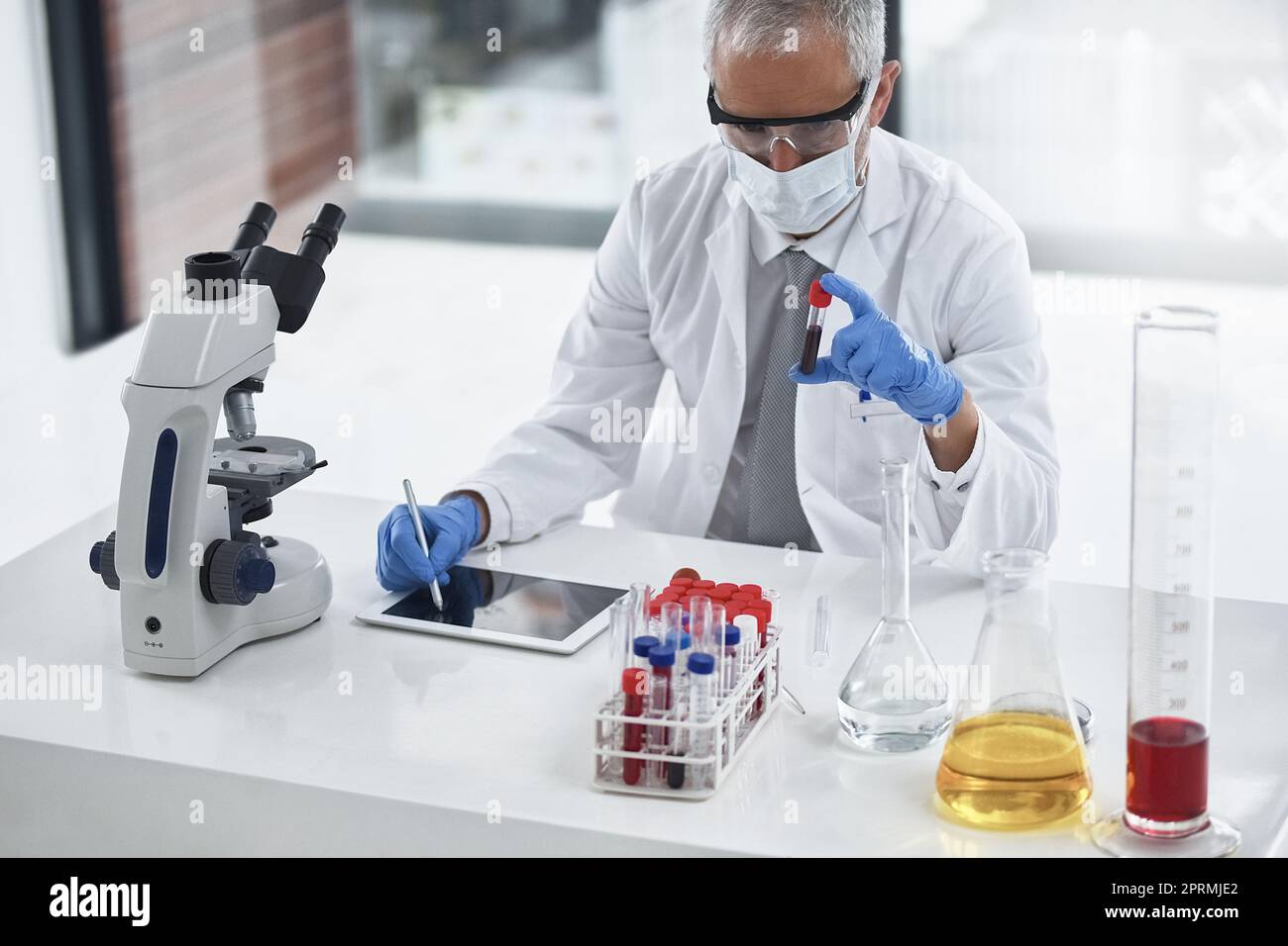 Faire de son mieux pour assurer votre santé. Un chercheur au travail sur un microscope dans un laboratoire. Banque D'Images