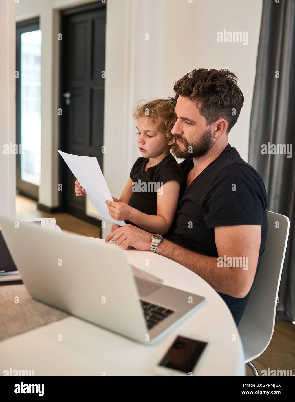 Je vais vous aider à trier vos documents en un rien de temps papa. Un père et une fille se liant à la maison. Banque D'Images