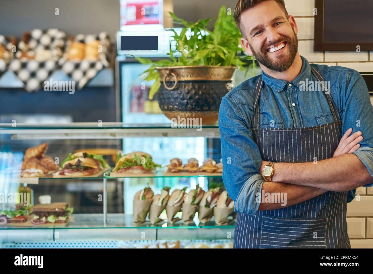 Ce qui a commencé comme un rêve est maintenant ma plus grande réalisation. Portrait d'un fier propriétaire d'entreprise debout dans son magasin. Banque D'Images