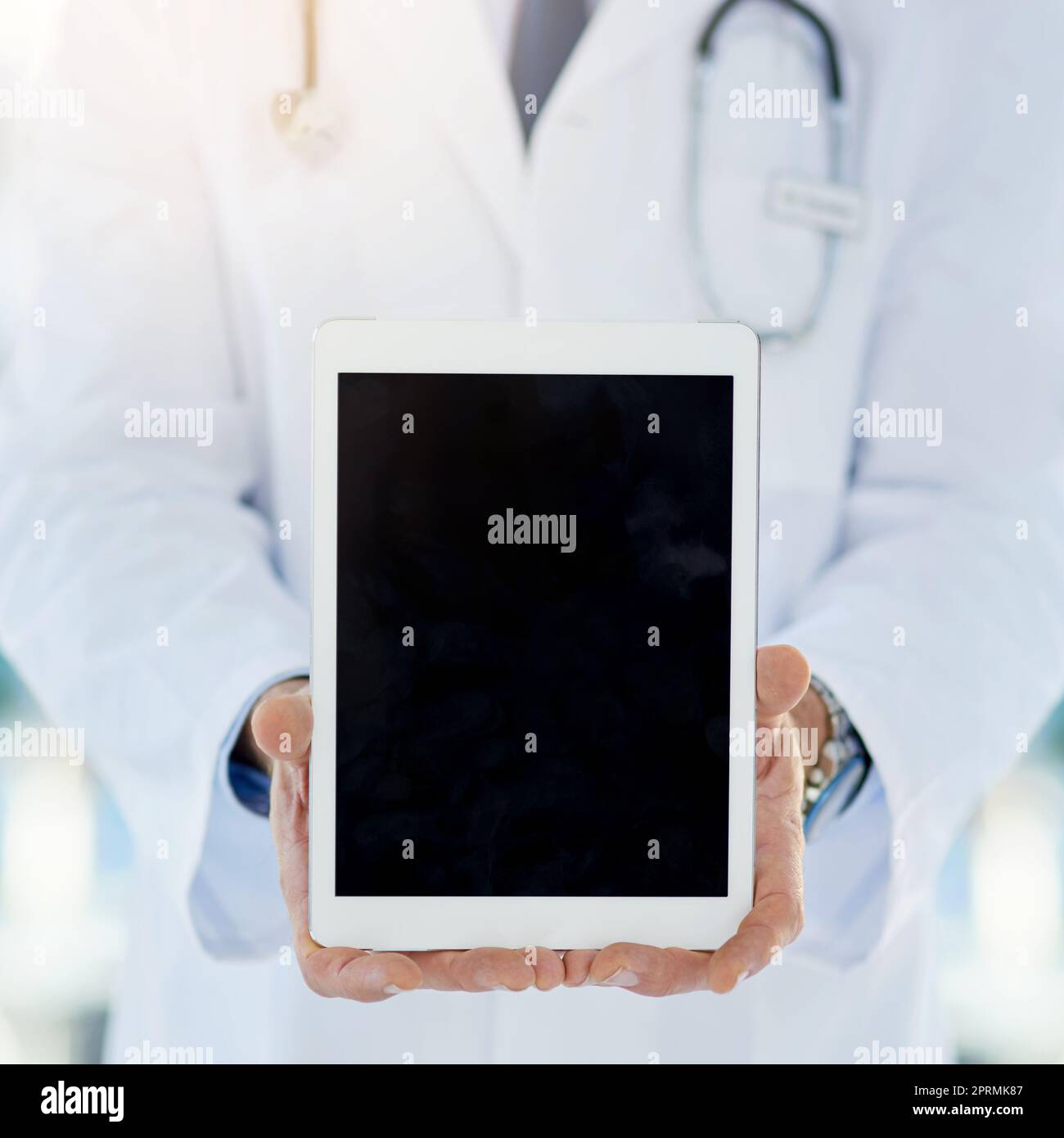 Découvrez les résultats ici. Gros plan d'un médecin tenant une tablette numérique. Banque D'Images