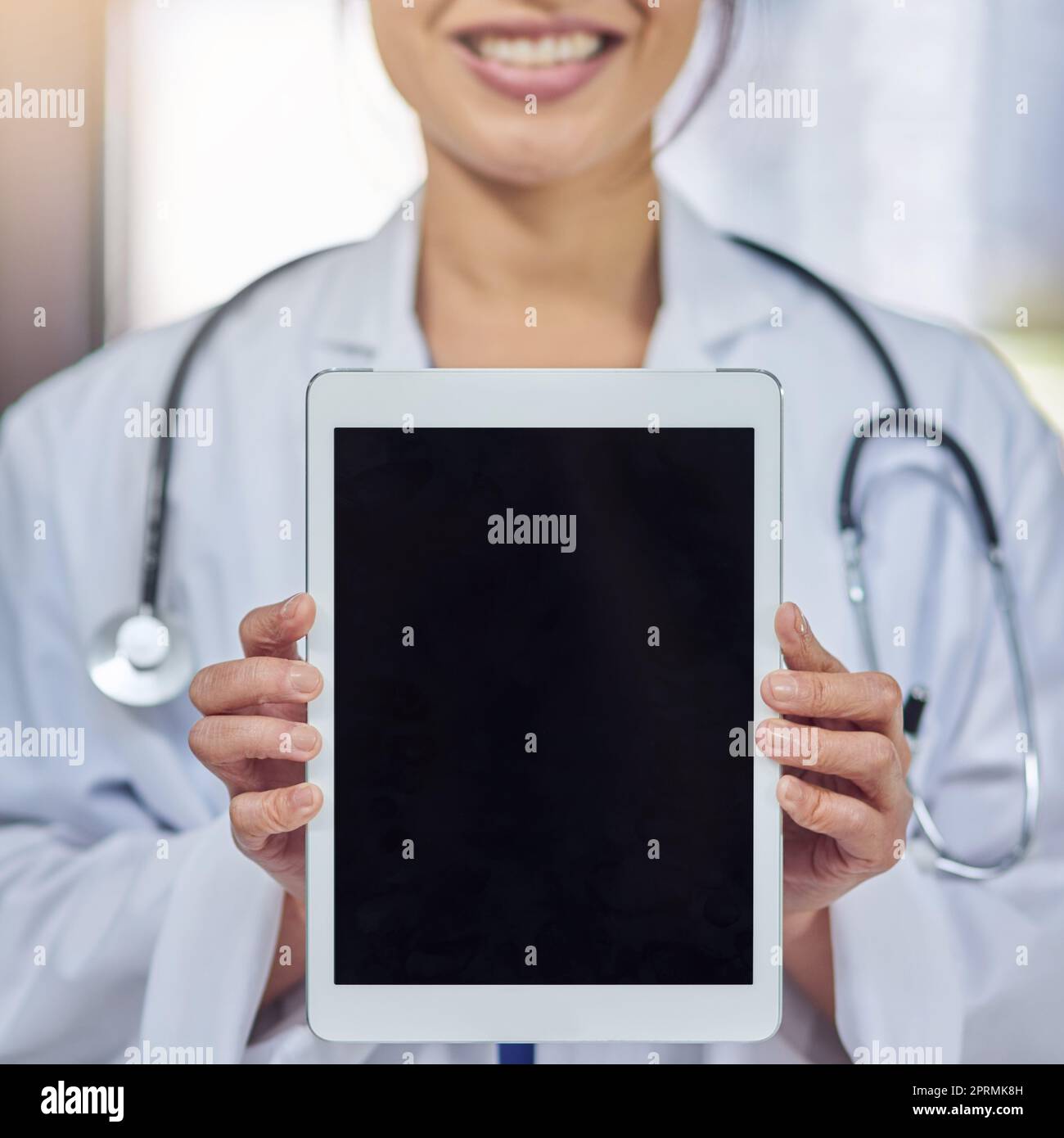 Améliorer la façon dont vous recevez des soins de santé. Gros plan d'un médecin tenant une tablette numérique. Banque D'Images