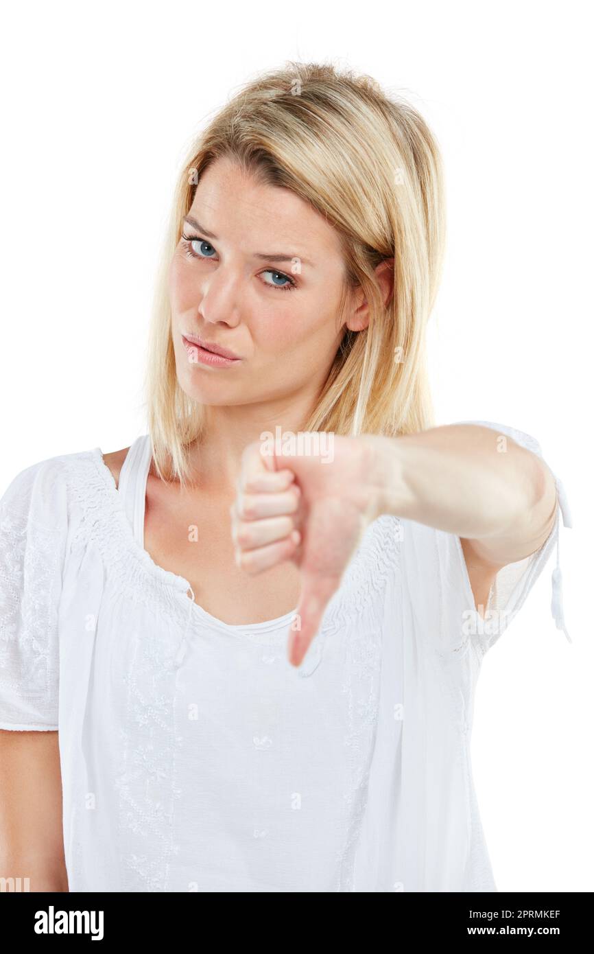 Frappez trois. Vous êtes sorti. Portrait en studio d'une jeune femme qui donne les pouces contre un fond blanc. Banque D'Images