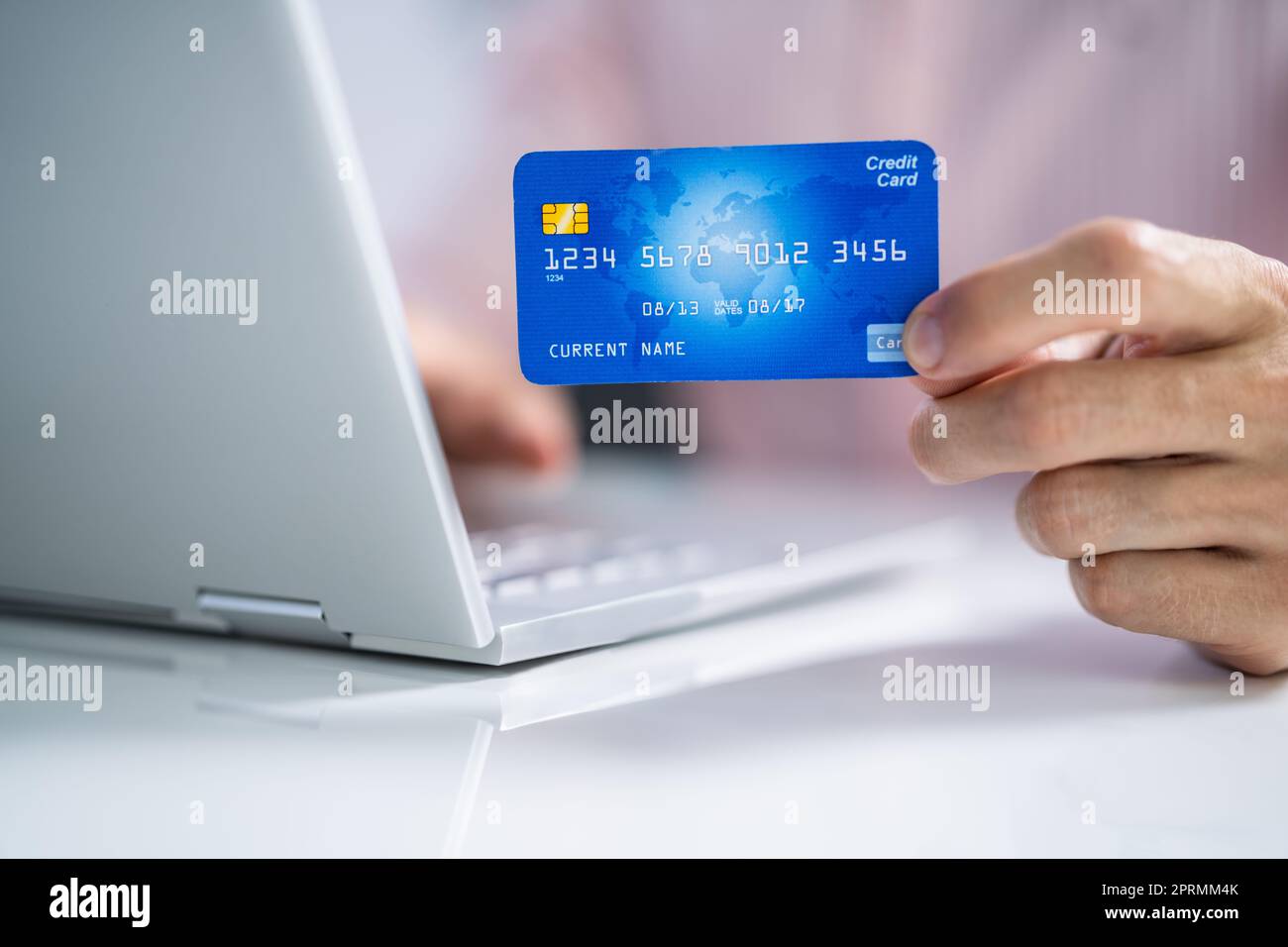 Happy couple utilisant un ordinateur portable et une carte de crédit pour faire des achats en ligne Banque D'Images