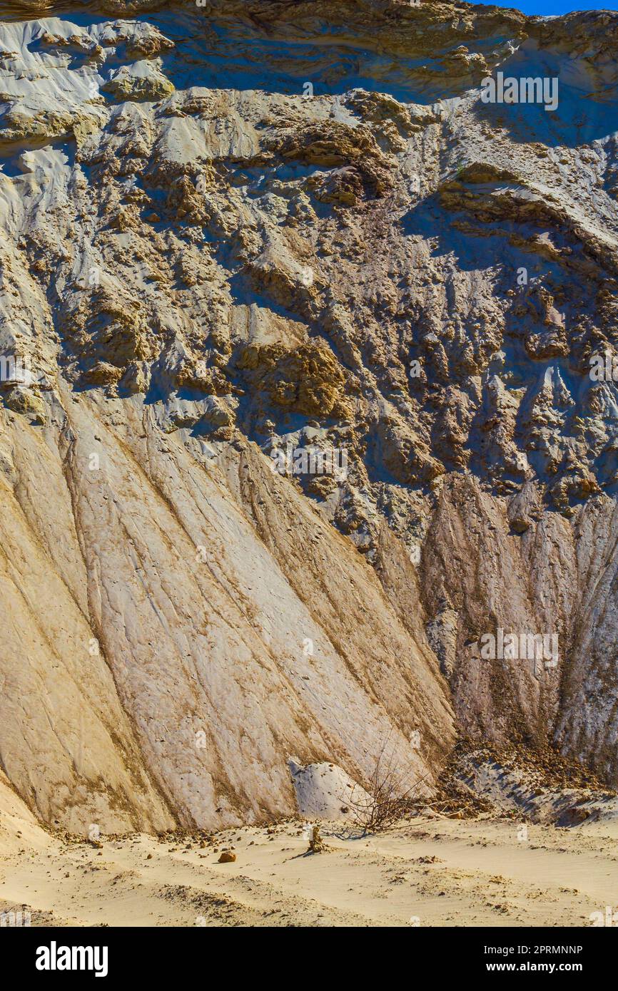 Les montagnes de sable excavées et les pieux de rubble carrière lac bassin de dragage. Banque D'Images