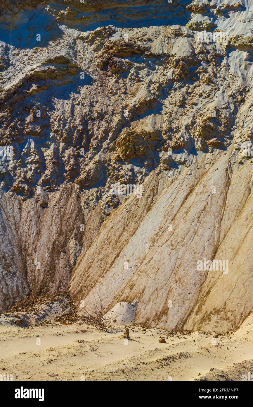 Les montagnes de sable excavées et les pieux de rubble carrière lac bassin de dragage. Banque D'Images