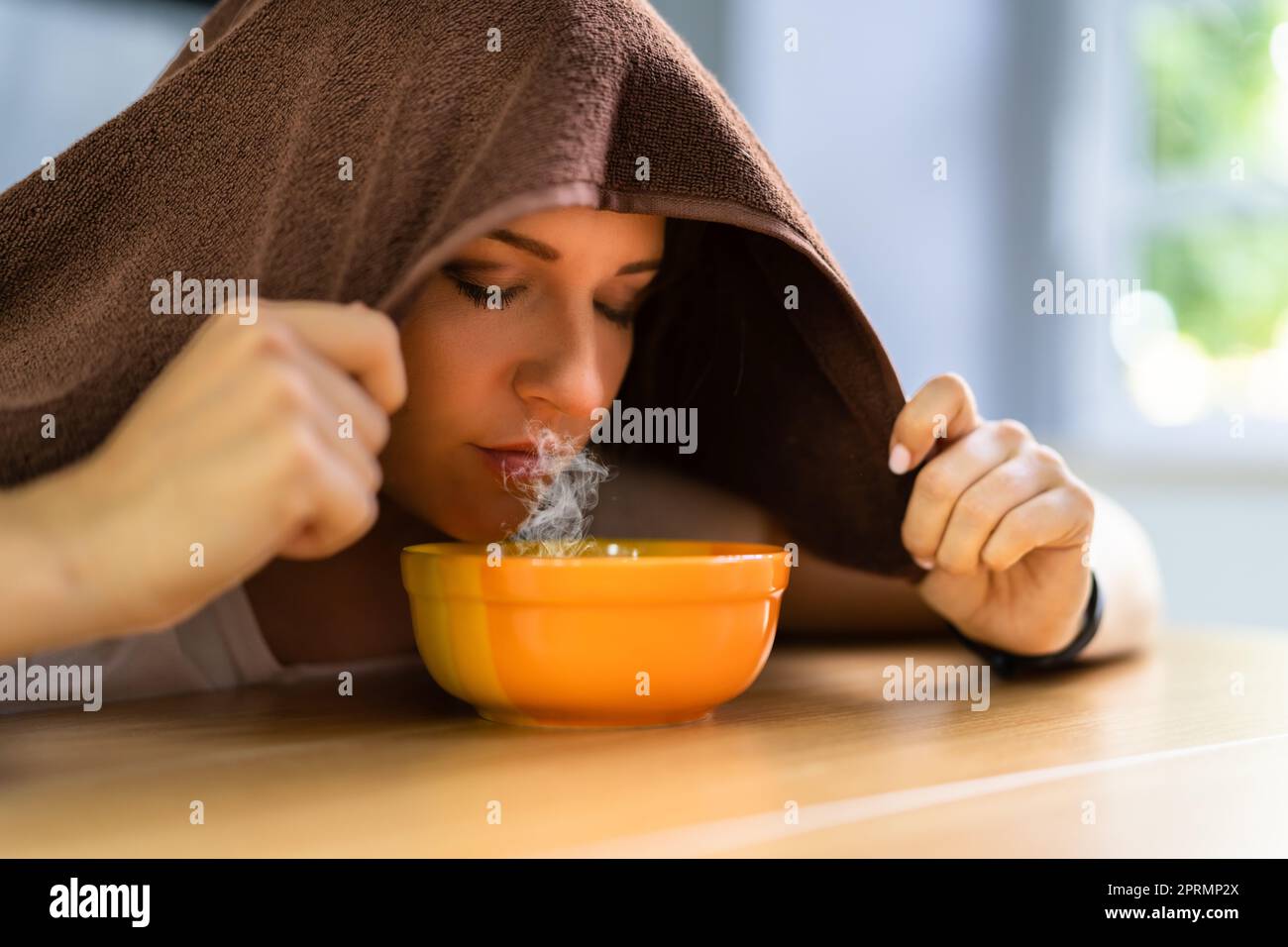 Femme faisant l'inhalation alternative de la médecine de fines herbes Banque D'Images