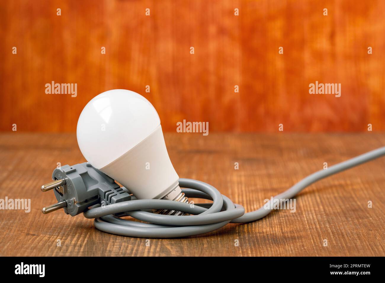 Ampoule LED avec prise électrique Banque D'Images