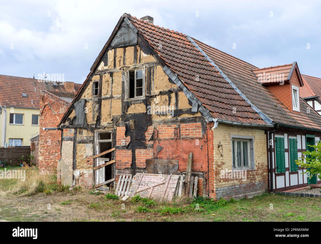 Petite, ancienne, désolée maison à colombages Banque D'Images