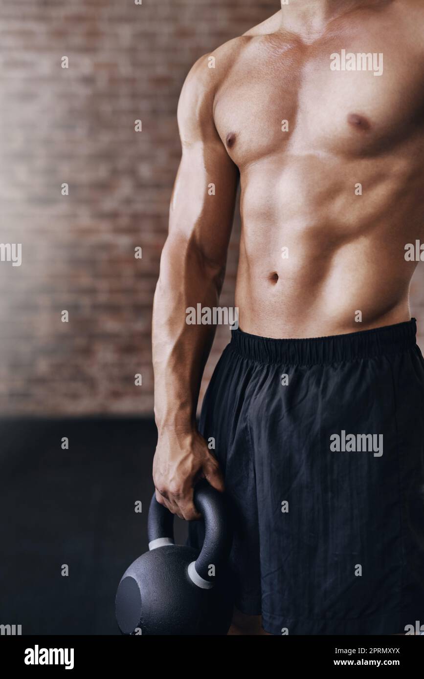 Pas pour les débutants. Un jeune homme s'entraîner dans la salle de gym. Banque D'Images