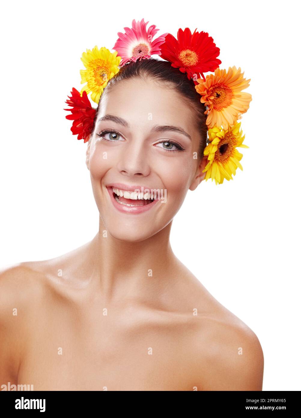 Heureux comme une fleur. Portrait court d'une belle jeune femme portant une couronne de fleurs. Banque D'Images