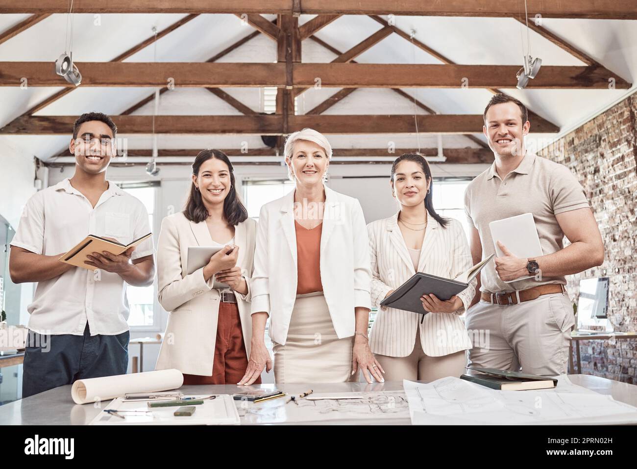 Architecte, travail d'équipe et collaboration avec une femme dirigeante, gestionnaire ou PDG et une équipe de conception créative travaillant au bureau. Leadership, gestion et architecture avec un concepteur, un ingénieur et un patron Banque D'Images