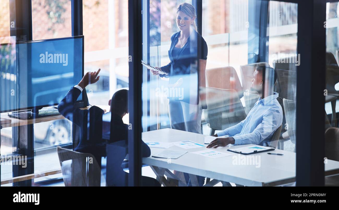 Présentation du marketing numérique, réunion d'affaires et travail d'équipe à la table de la salle de bureau. Les femmes dirigeantes, la collaboration et le leader des travailleurs de coaching, l'atelier de formation de blockchain et la stratégie financière Banque D'Images