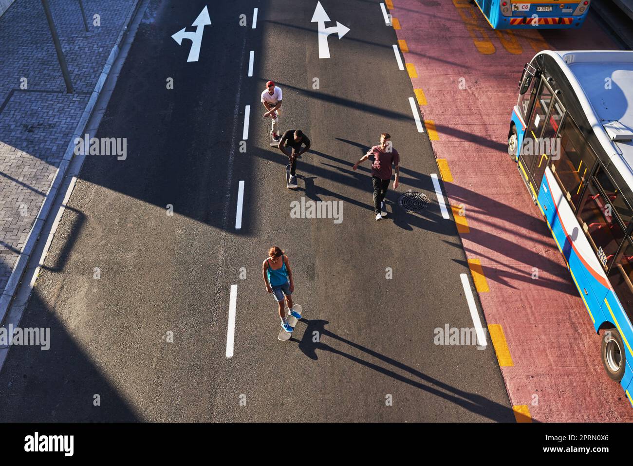 Enfreindre les règles. Un groupe de patineurs patinant dans la ville. Banque D'Images