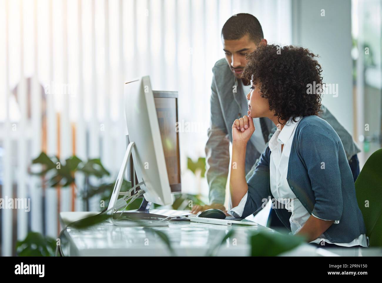 Vous avez obtenu les meilleurs concepteurs sur le projet. Les concepteurs parlent ensemble à un poste de travail dans un bureau. Banque D'Images