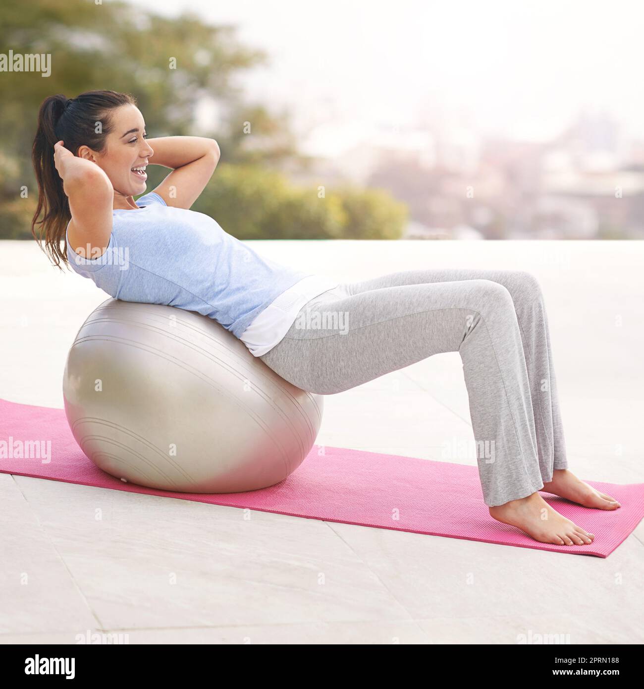 Prêt pour le travail de balle. Prise de vue en longueur d'une jeune femme faisant du yoga à l'extérieur. Banque D'Images