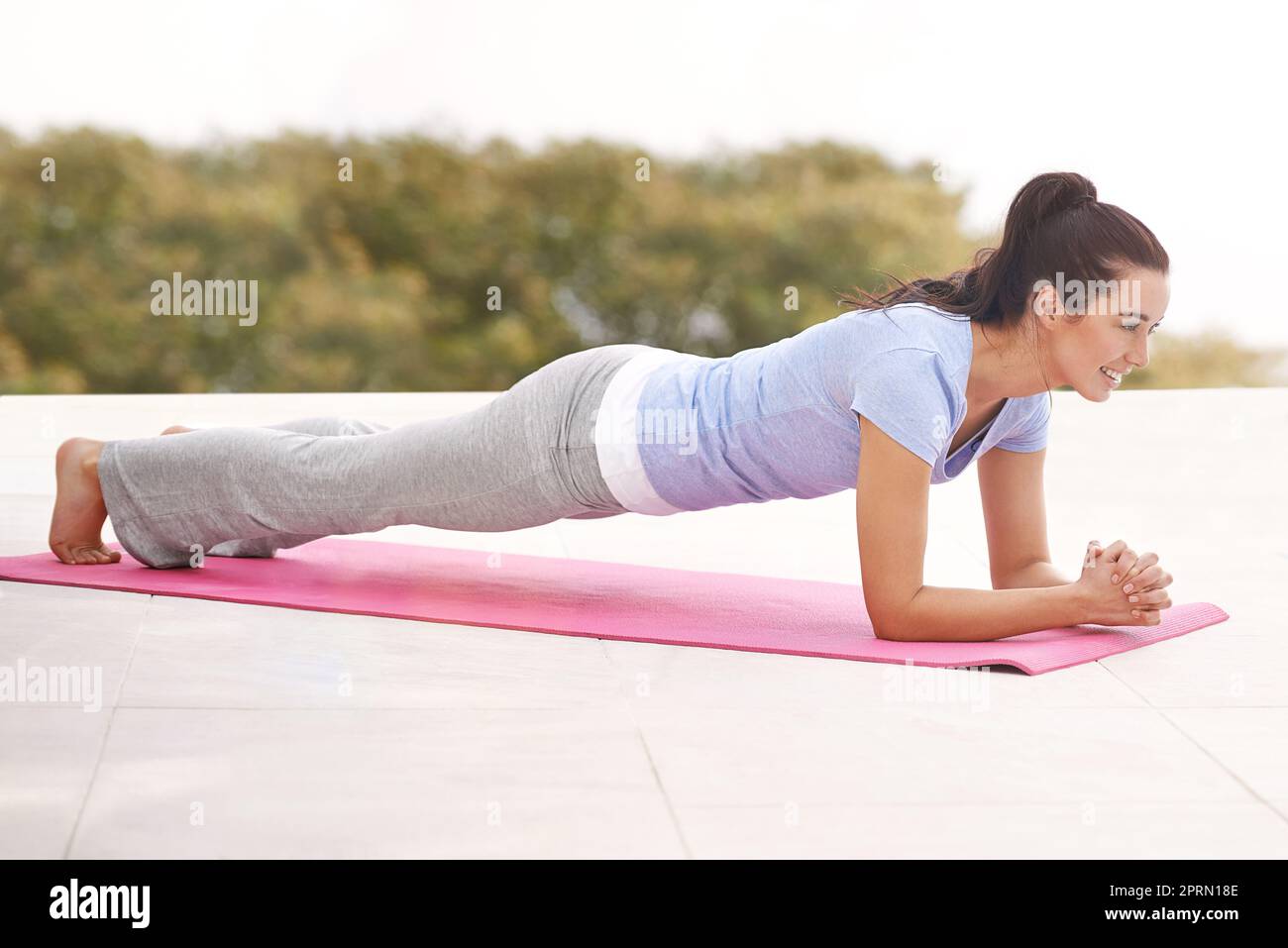 Travailler son noyau. Prise de vue en longueur d'une jeune femme faisant du yoga à l'extérieur. Banque D'Images