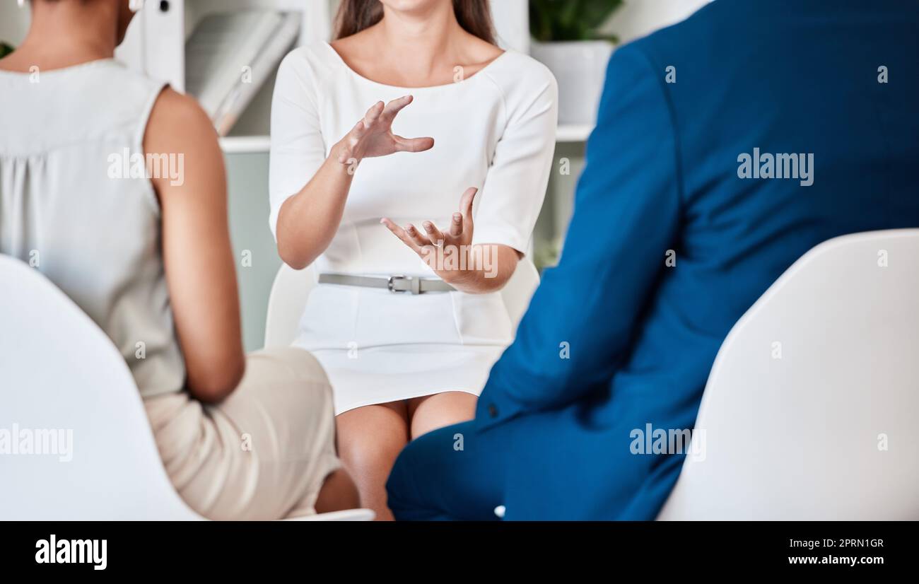 Les mains, le leadership et le travail d'équipe avec une femme mentor, gestionnaire ou PDG rencontre son équipe pour l'apprentissage et le développement. Stratégie et état d'esprit avec une femme patron expliquant la vision et la mission de l'entreprise Banque D'Images