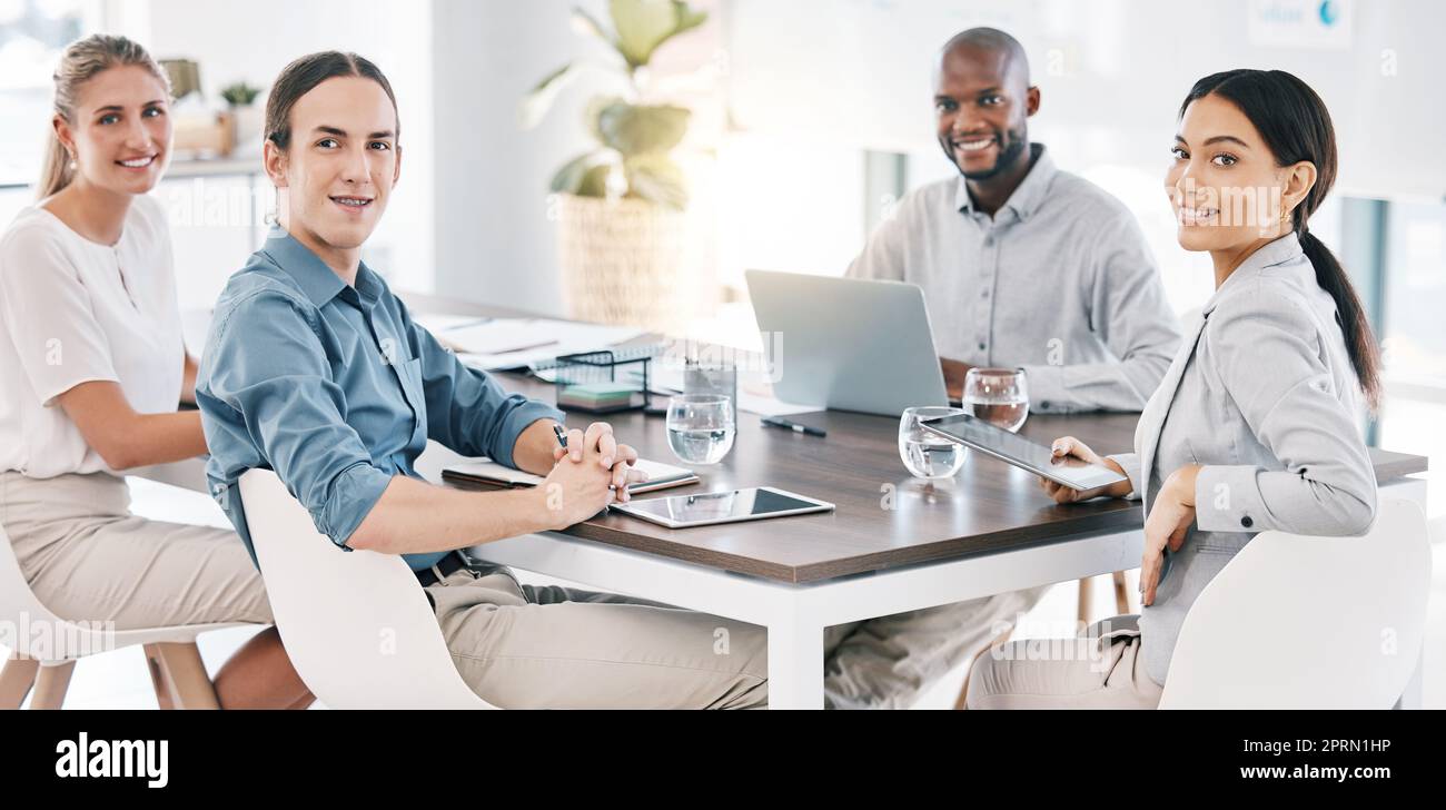 Collaboration, réunion d'équipe et diversité avec des gens d'affaires assis à une table de conseil pour la planification, la motivation et la gestion du marketing. Portrait du travail d'équipe, de la formation et des employés CRM heureux Banque D'Images