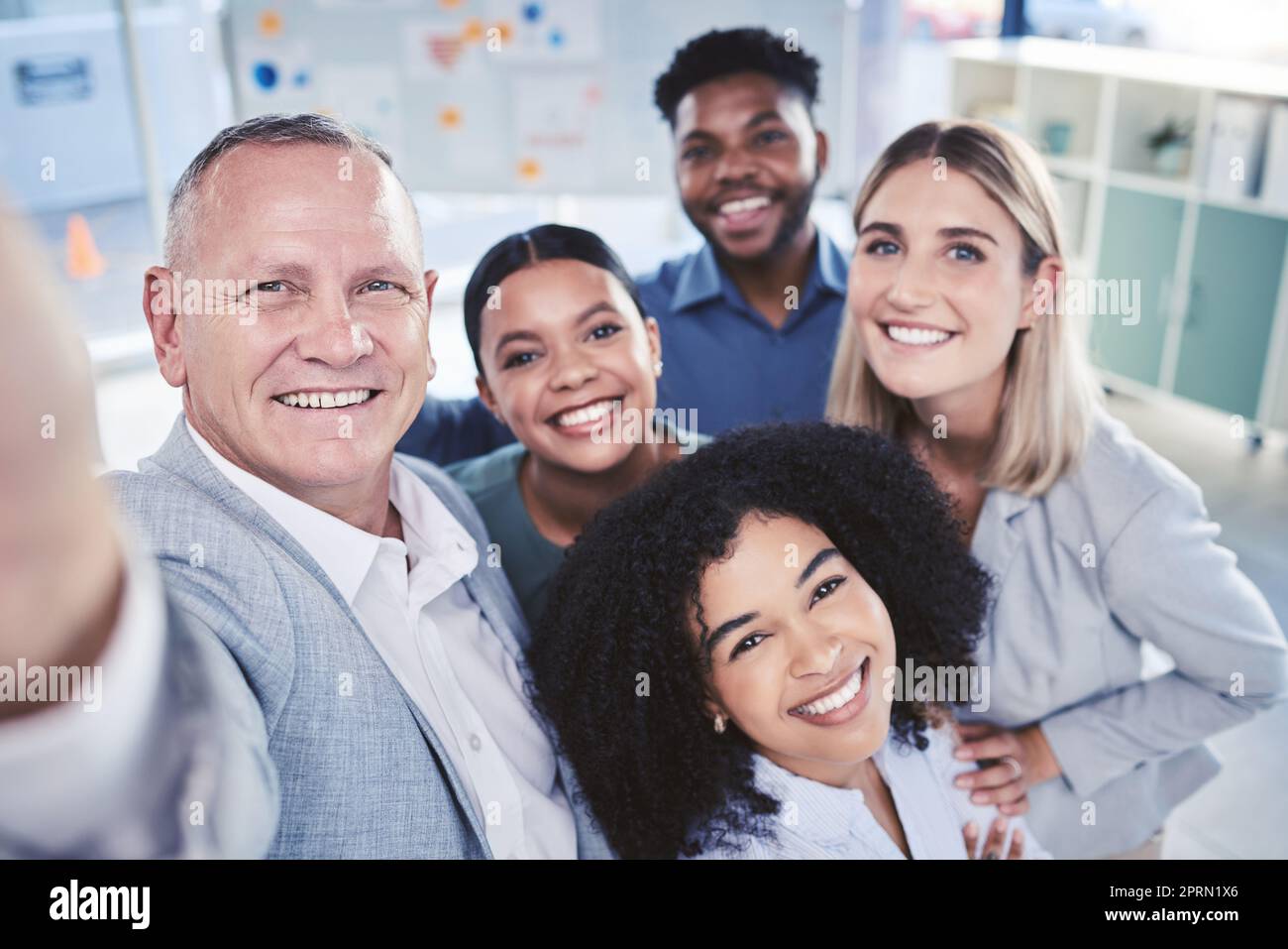 Diversité, selfie et équipe de bureau amis ensemble dans le lieu de travail posent pour une photographie amicale. L'unité, le bonheur et la confiance du personnel multiracial dans la relation d'entreprise d'entreprise. Banque D'Images