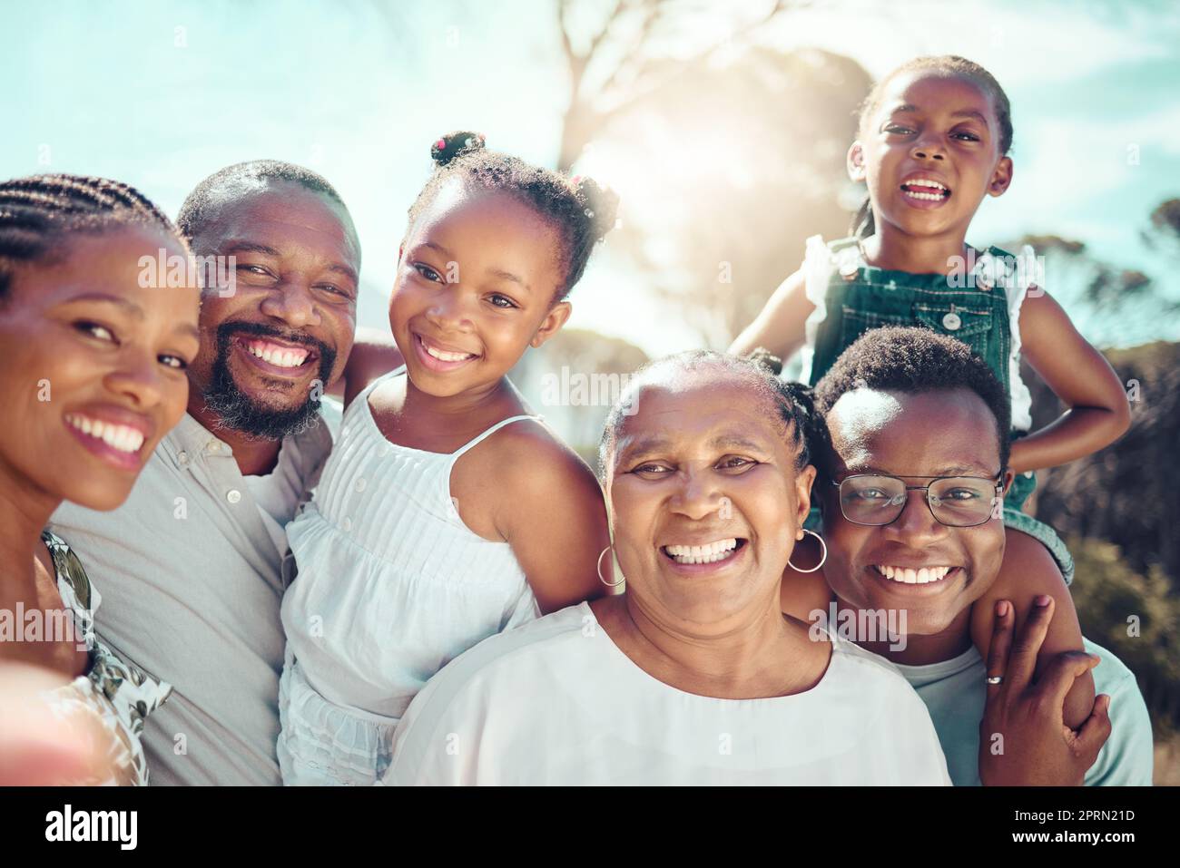 Famille, selfie et amour avec des personnes prenant une photo avec un sourire ensemble en dehors de l'été. Autoportrait d'un groupe heureux d'enfants, de parents et de grands-parents posant pour une photo au soleil Banque D'Images