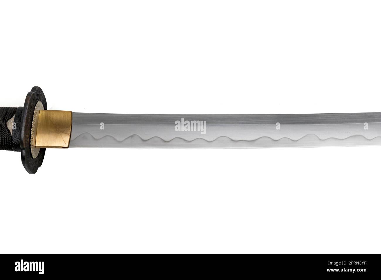 Le col Habaki est en laiton poli. Il est à la base d'une lame d'épée japonaise avec un motif ondulé sur la partie vive. Isolé sur un blanc Banque D'Images
