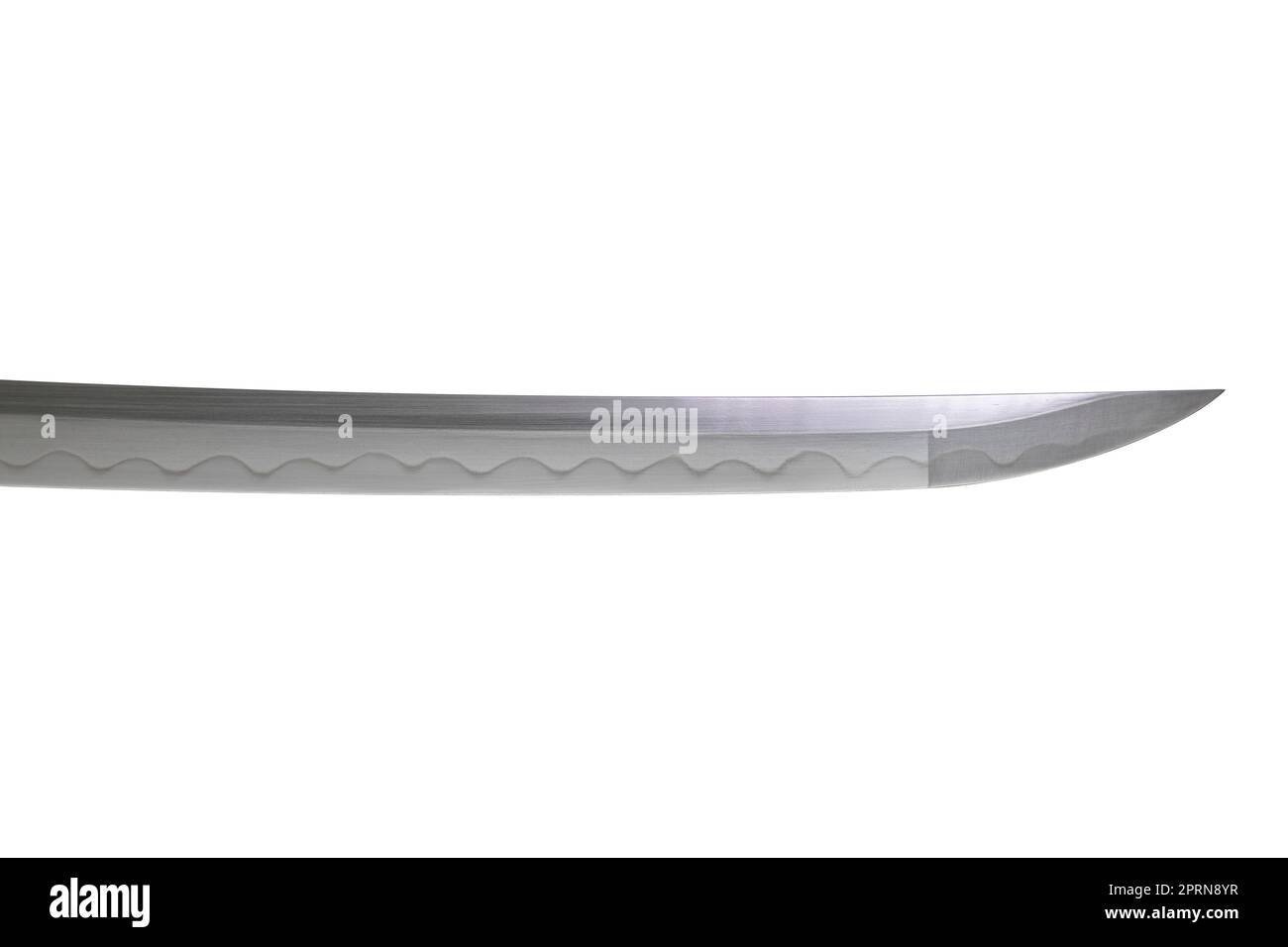 Lame d'épée japonaise sur fond blanc. Mise au point douce. Le motif ondulé sur le bord de la lame est une ligne de dureté qu'un forgeron fait de sorte que le bl Banque D'Images