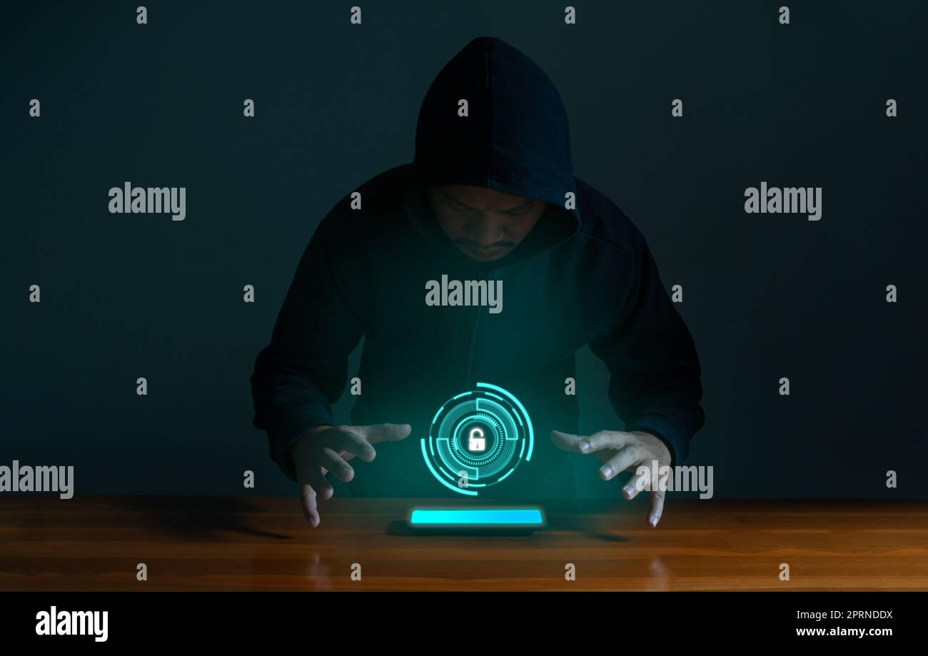 Les pirates informatiques espionne les téléphones portables. Concept de système de sécurité de l'information dans les réseaux Internet et l'espionnage de l'information. Banque D'Images