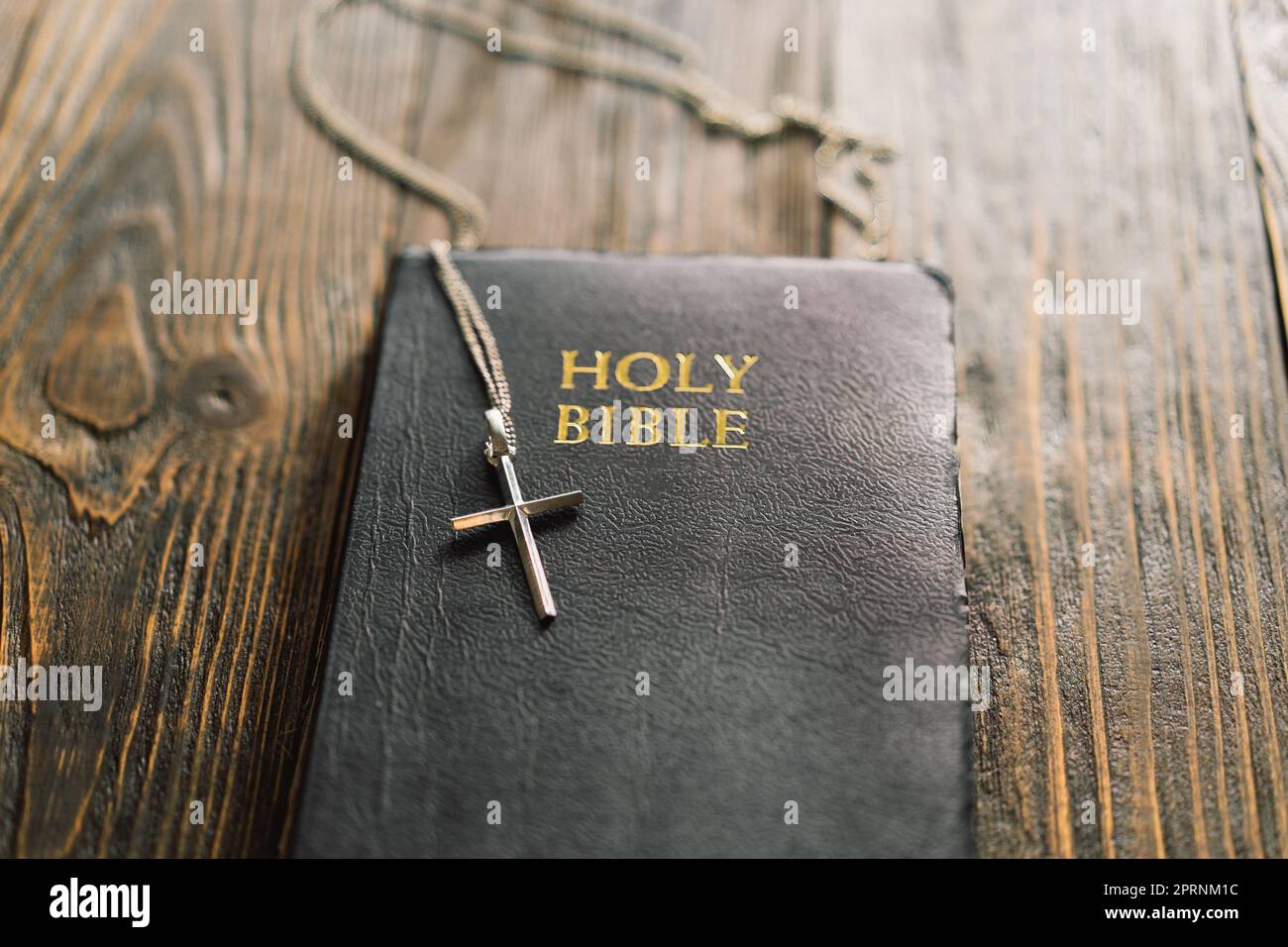 Bible et croix sur fond de bois. Étudier le concept de culte de la Bible. Banque D'Images