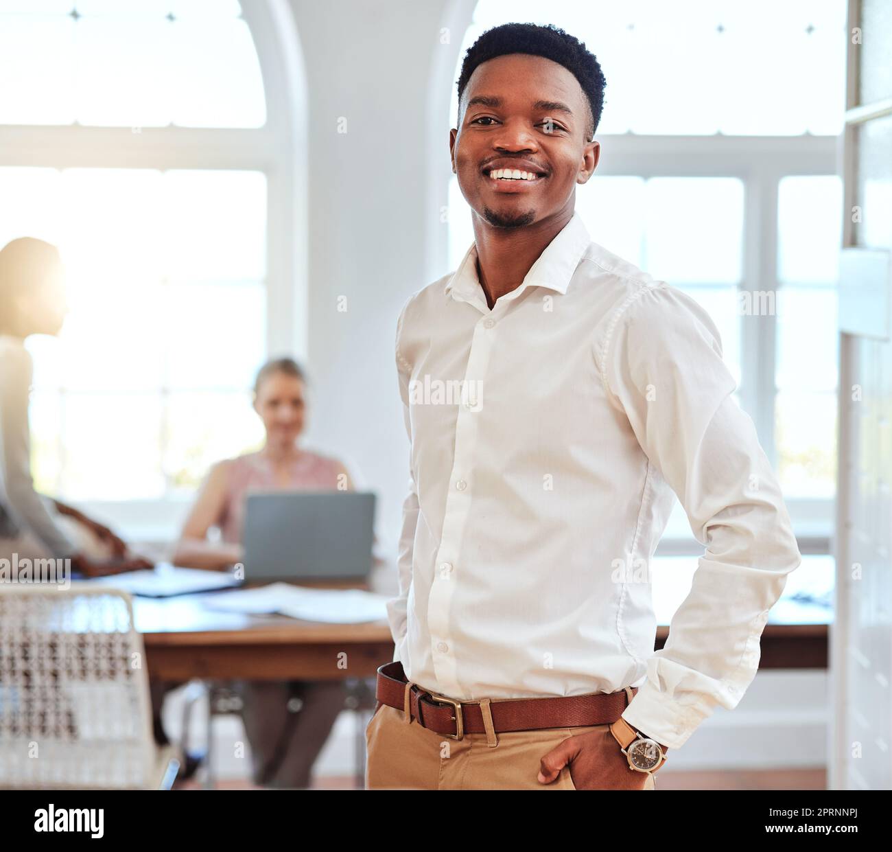 Homme noir, entreprise et portrait de leader lors d'une réunion avec un sourire pour le succès et un leadership fier au bureau. Heureux et confiant Ameri africain Banque D'Images