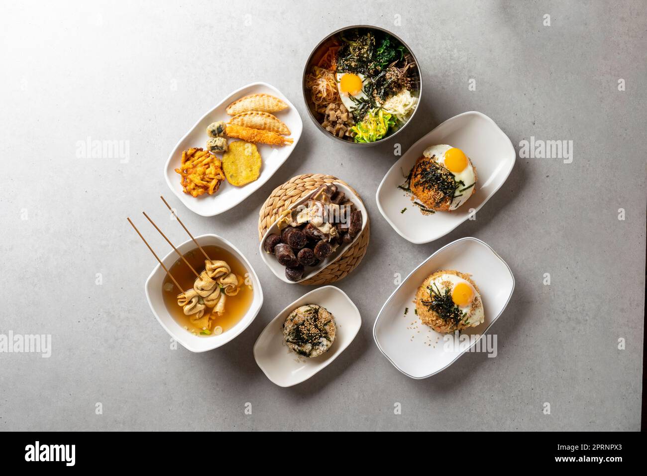 Assortiment de beignets plats coréens anchois boules de riz rouleaux d'algues yangpun bibimbap blé Tteokbokki saucisse coréenne avec riz doux fruits de mer Banque D'Images
