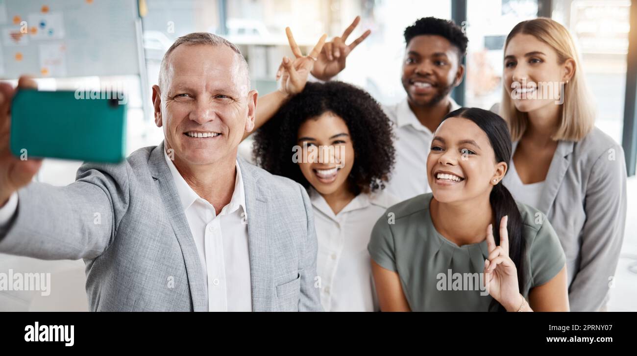 Heureux, les gens d'entreprise prennent le selfie, le renforcement d'équipe. Divers groupes, hommes et femmes d'affaires, photographie de smartphone. Activité créative, amicale et amusante, unité et respect dans le milieu de travail. Banque D'Images