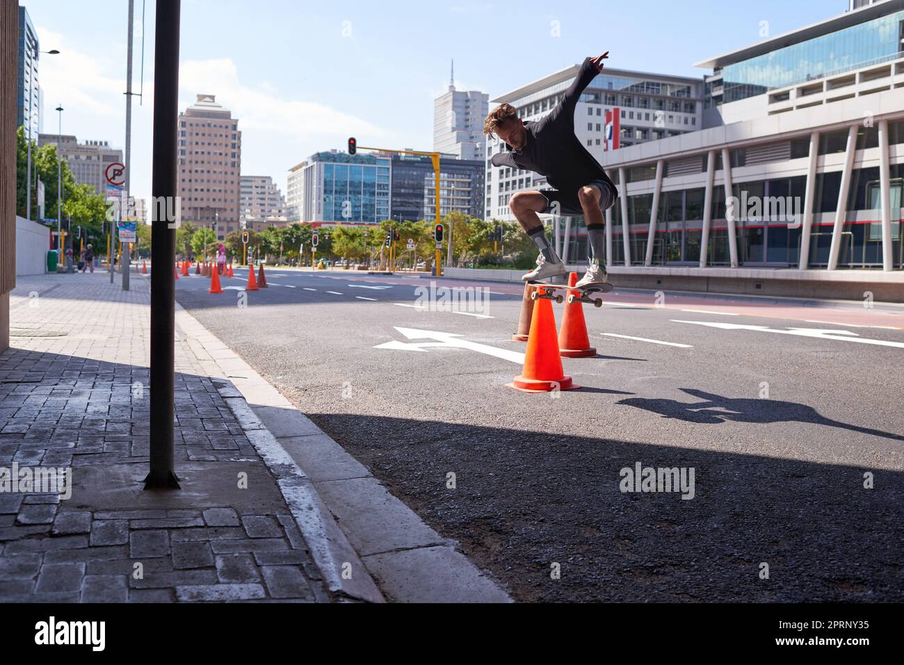 Le patinage est plus qu'un passe-temps. Les skateboarders dans la ville. Banque D'Images