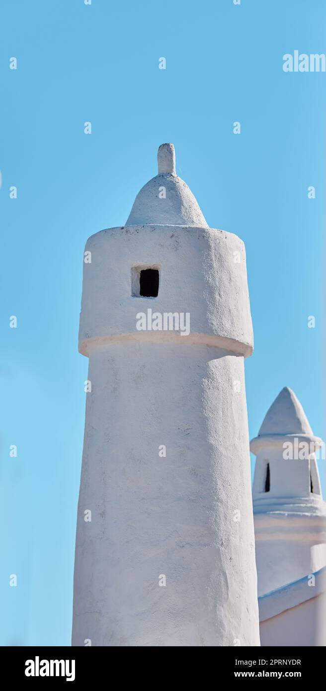 Colahonda - la belle ville côtière de l'Andalousie, Espagne. Belles cheminées et tubes de ventilation dans la ville de Colahonda, Andalousie, Espagne. Banque D'Images